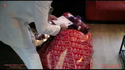 അമ്മേ, എനിക്ക് എന്റെ ക്രിസ്മസ് സമ്മാനം കിട്ടി, രോമമുള്ള സുന്ദരിയായ മമ്മി പെണ്ണിന് കോഴിയോട് ഭ്രാന്താണ്